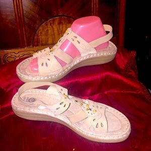 Earth Spirit Women’s 11M Leather Sandals Tan